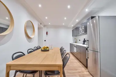 Cuisine ou kitchenette dans l'établissement UrbanFlat 103 - Grand appartement - Grands Boulevards