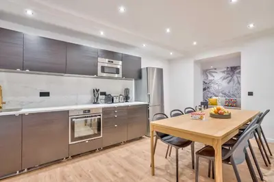 Cuisine ou kitchenette dans l'établissement UrbanFlat 103 - Grand appartement - Grands Boulevards