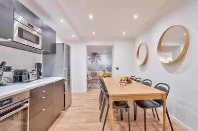 Cuisine ou kitchenette dans l'établissement UrbanFlat 103 - Grand appartement - Grands Boulevards
