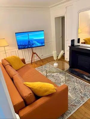 Télévision ou salle de divertissement dans l'établissement YZY LOC Paris Moulin-Rouge