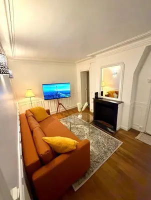Télévision ou salle de divertissement dans l'établissement YZY LOC Paris Moulin-Rouge