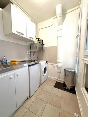 Cuisine ou kitchenette dans l'établissement YZY LOC Paris Moulin-Rouge