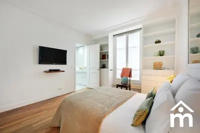 Un ou plusieurs lits dans un hébergement de l'établissement Marais 2B with Balcony by Melvane Luxury