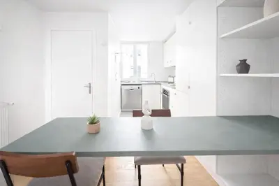 Cuisine ou kitchenette dans l'établissement Elegant Appartement au cœur de Montmartre
