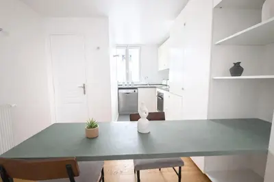 Cuisine ou kitchenette dans l'établissement Elegant Appartement au cœur de Montmartre