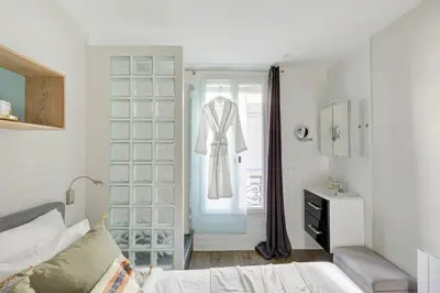 Un ou plusieurs lits dans un hébergement de l'établissement BnBNova - 1BR - Eiffel Tower & Invalides