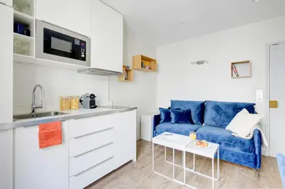 Cuisine ou kitchenette dans l'établissement BnBNova - 1BR - Eiffel Tower & Invalides