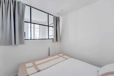 Un ou plusieurs lits dans un hébergement de l'établissement Charming Apartment in the heart of Le Marais
