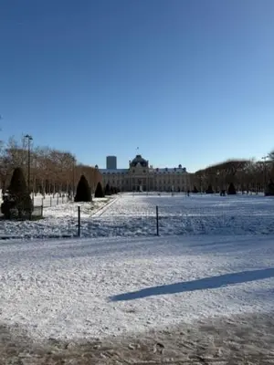 L'établissement Tour Eiffel 214 rue de Grenelle en hiver