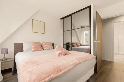 Un ou plusieurs lits dans un hébergement de l'établissement Ecrin Parisien Cosy & Chic Au pied des Champs Élysées 1 min