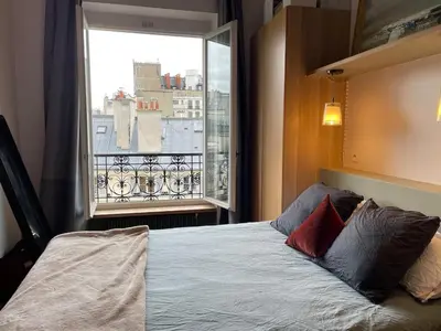 Un ou plusieurs lits dans un hébergement de l'établissement Appartement unique au coeur du marais