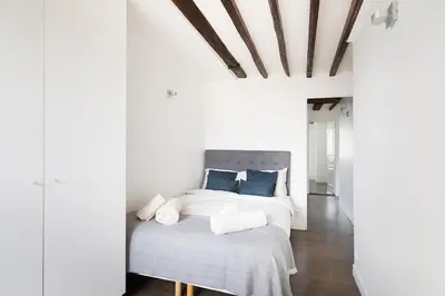 Un ou plusieurs lits dans un hébergement de l'établissement Chic 2BR Near Madeleine & Concorde
