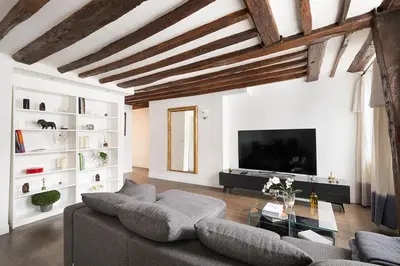 Télévision ou salle de divertissement dans l'établissement Chic 2BR Near Madeleine & Concorde