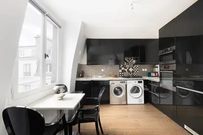 Cuisine ou kitchenette dans l'établissement Chic 2BR Near Madeleine & Concorde
