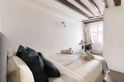 Un ou plusieurs lits dans un hébergement de l'établissement Chic 2BR Near Madeleine & Concorde