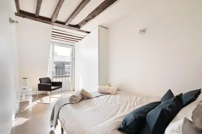 Un ou plusieurs lits dans un hébergement de l'établissement Chic 2BR Near Madeleine & Concorde