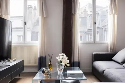 Télévision ou salle de divertissement dans l'établissement Chic 2BR Near Madeleine & Concorde
