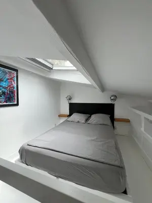 Un ou plusieurs lits dans un hébergement de l'établissement Petit loft au coeur du Marais