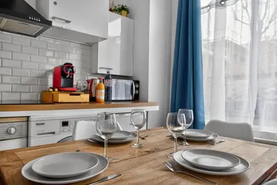 Cuisine ou kitchenette dans l'établissement Charming 2-room loft-style apartment near Montmartre