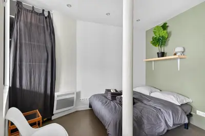 Un ou plusieurs lits dans un hébergement de l'établissement Charming 2-room loft-style apartment near Montmartre