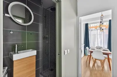 Salle de bains dans l'établissement Charming 2-room loft-style apartment near Montmartre