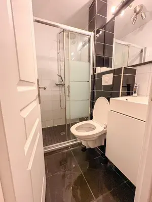 Salle de bains dans l'établissement À deux pas du métro