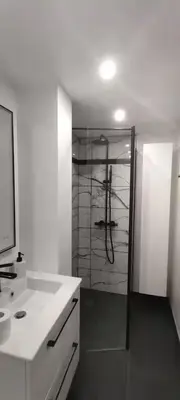 Salle de bains dans l'établissement Superbe studio dans une résidence calme