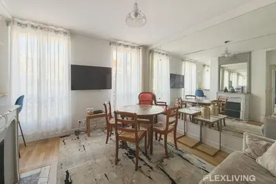 Télévision ou salle de divertissement dans l'établissement Unique T2 proche de l'arc de triomphe