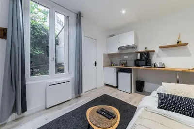 Cuisine ou kitchenette dans l'établissement Studio neuf Porte de Saint Cloud Paris 16 - 4P