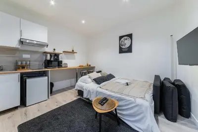 Cuisine ou kitchenette dans l'établissement Studio neuf Porte de Saint Cloud Paris 16 - 4P