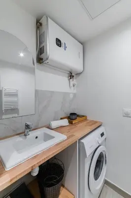 Cuisine ou kitchenette dans l'établissement Studio neuf Porte de Saint Cloud Paris 16 - 4P