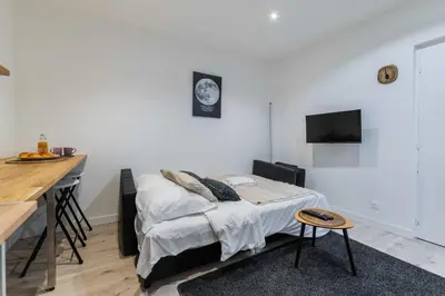 Télévision ou salle de divertissement dans l'établissement Studio neuf Porte de Saint Cloud Paris 16 - 4P