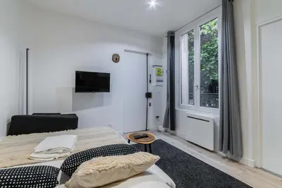 Télévision ou salle de divertissement dans l'établissement Studio neuf Porte de Saint Cloud Paris 16 - 4P