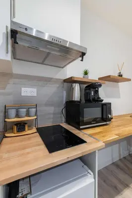 Cuisine ou kitchenette dans l'établissement Studio neuf Porte de Saint Cloud Paris 16 - 4P
