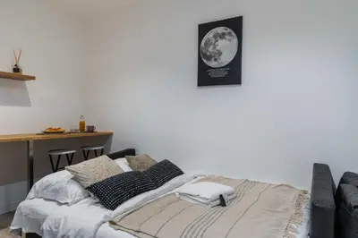 Un ou plusieurs lits dans un hébergement de l'établissement Studio neuf Porte de Saint Cloud Paris 16 - 4P