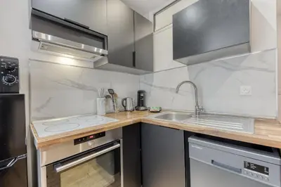 Cuisine ou kitchenette dans l'établissement Design Flat & Parking - Paris Access 13 min