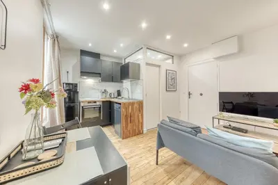 Cuisine ou kitchenette dans l'établissement Design Flat & Parking - Paris Access 13 min