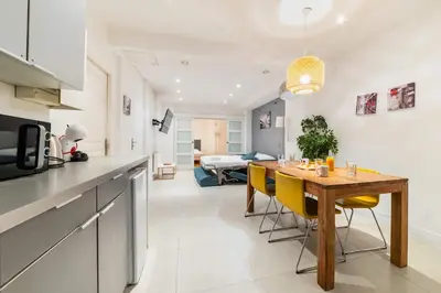 Cuisine ou kitchenette dans l'établissement Loft moderne face jardin des plantes - 4P