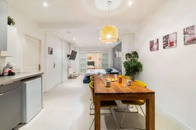 Cuisine ou kitchenette dans l'établissement Loft moderne face jardin des plantes - 4P