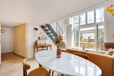 Coin salon dans l'établissement Beautiful Duplex 1BR-2P - Belleville