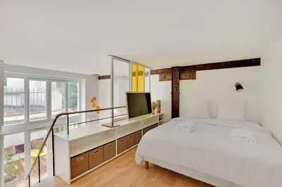 Un ou plusieurs lits dans un hébergement de l'établissement Beautiful Duplex 1BR-2P - Belleville