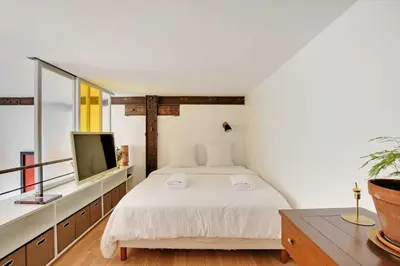 Un ou plusieurs lits dans un hébergement de l'établissement Beautiful Duplex 1BR-2P - Belleville