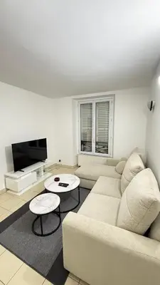 Télévision ou salle de divertissement dans l'établissement Modern et agréable st lazare
