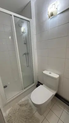 Salle de bains dans l'établissement Modern et agréable st lazare