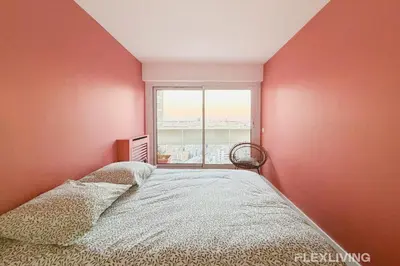 Un ou plusieurs lits dans un hébergement de l'établissement Spacieux T3 dans le 13ème avec petit balcon et vu sur les toits de Paris