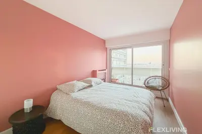 Un ou plusieurs lits dans un hébergement de l'établissement Spacieux T3 dans le 13ème avec petit balcon et vu sur les toits de Paris