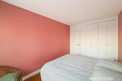 Un ou plusieurs lits dans un hébergement de l'établissement Spacieux T3 dans le 13ème avec petit balcon et vu sur les toits de Paris