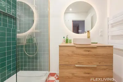 Salle de bains dans l'établissement Spacieux T3 dans le 13ème avec petit balcon et vu sur les toits de Paris
