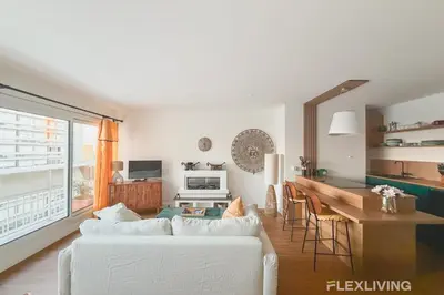 Télévision ou salle de divertissement dans l'établissement Spacieux T3 dans le 13ème avec petit balcon et vu sur les toits de Paris