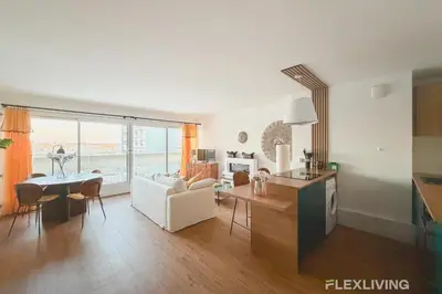 Coin salon dans l'établissement Spacieux T3 dans le 13ème avec petit balcon et vu sur les toits de Paris